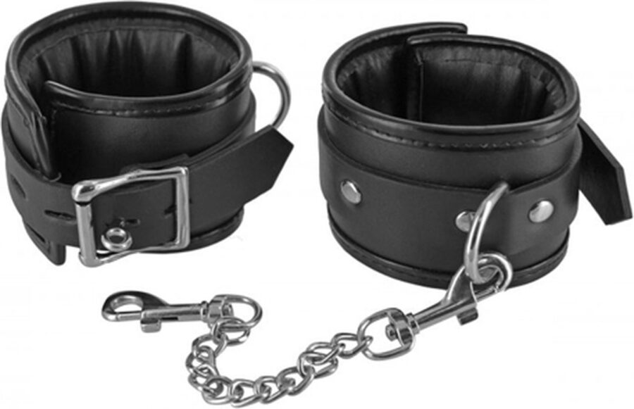 Frisky kunstleren boeien met hangslot en ketting
