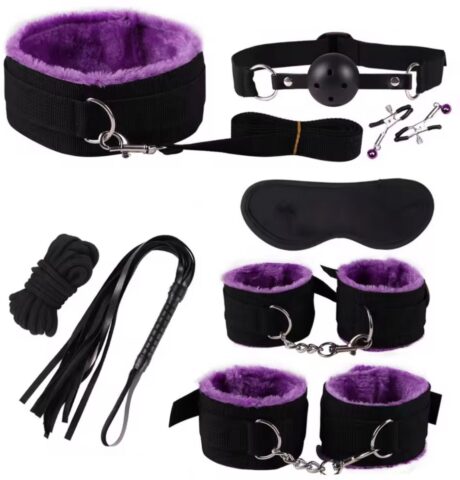 Paarse BDSM set met vibrator, boeien en zweep